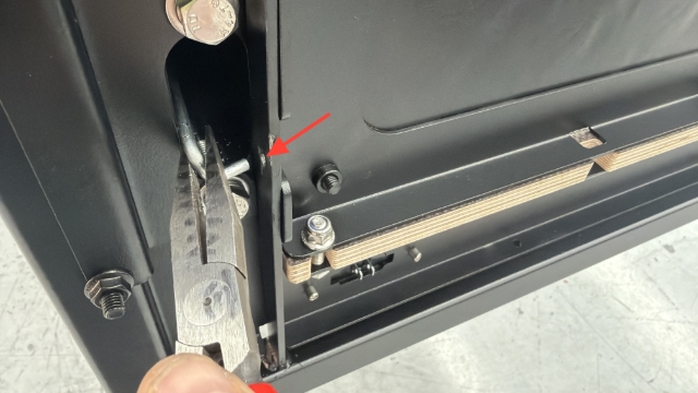 <p>Rotate the rod into the drawer handle.</p>