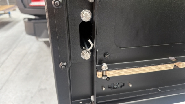 <p>Slide the LH rod through the LH runner extrusion.</p>
