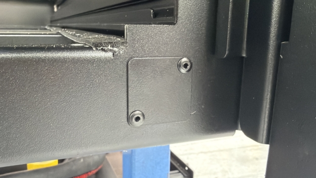 <p>Rivet the 2 cover plates to the rear of the body.</p>