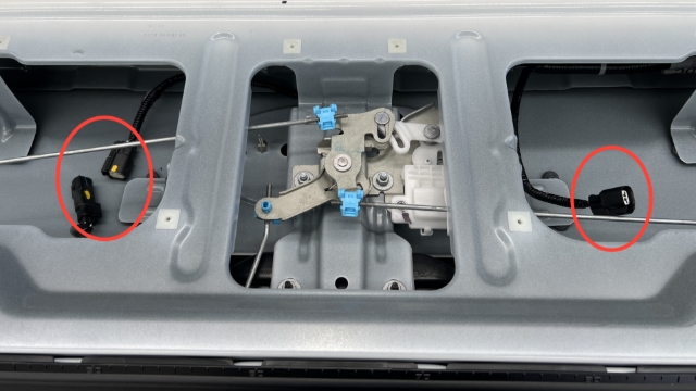 <p>Unplug the central locking & high stop light inside the tailgate.</p>