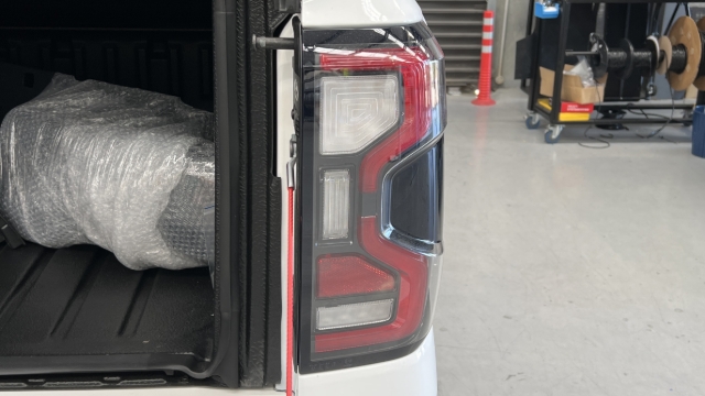 <p>Repeat steps 29-33 on the other taillight.</p>