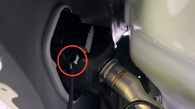 <p>Unplug the fuel filler central locking.</p>