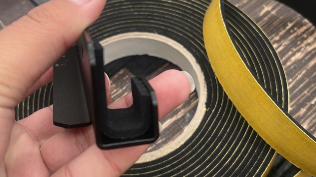 <p>The sponge seal should look like this. Repeat on the other lift kit. </p>