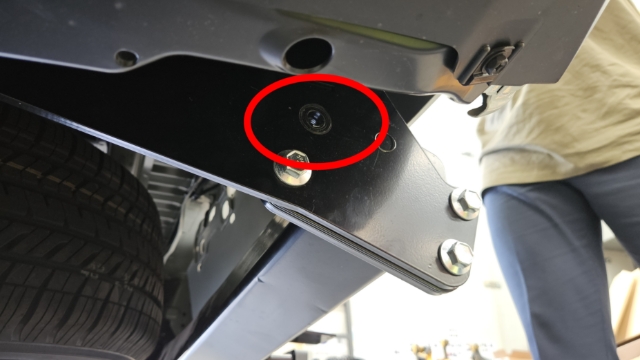 <p>Shall a towbar already be fitted, remove the topmost fastener using a 17 mm socket</p>