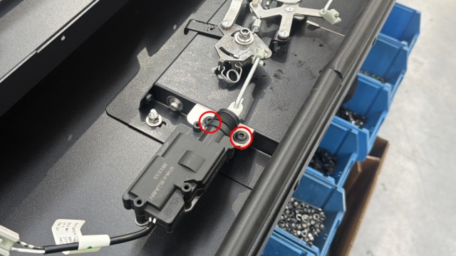<p>Install the actuator plates to each handle using 2 M6 pre-loctited bolts.</p>