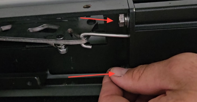 <p>Remove the 2 x Hex bolts retaining the runner rails </p>