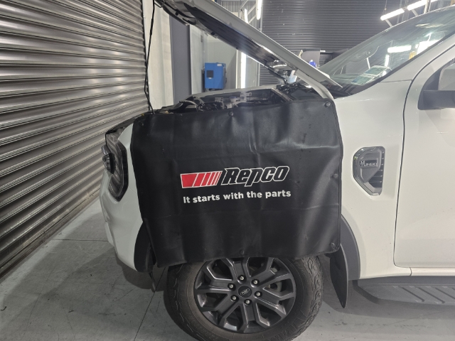 <p>Before starting work under the bonnet, use a fender cover to prevent damage to the cab.</p>