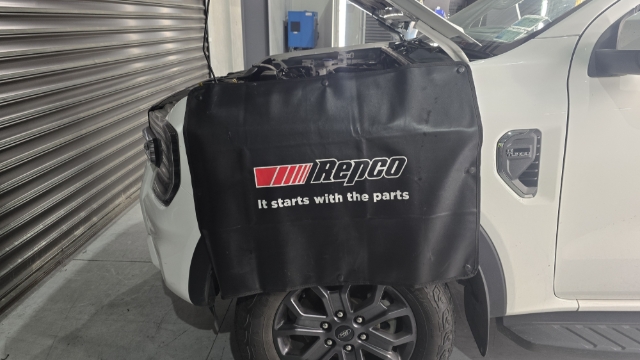 <p>Before starting work under the bonnet, use a fender cover to prevent damage to the cab.</p>