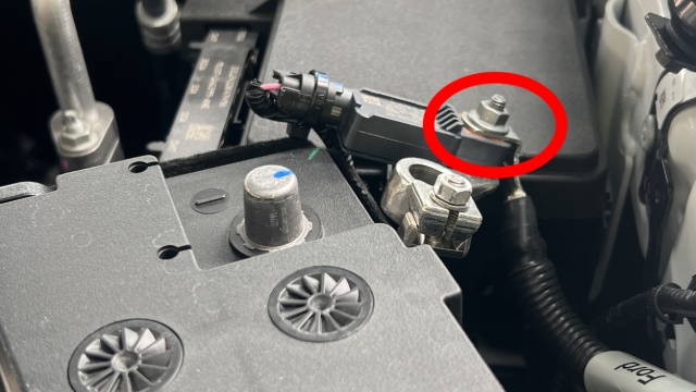 <p>Remove the negative terminal from the battery using a 10mm spanner.<br></p><blockquote><p><strong>CQC: </strong>Do not un-do this sensor circled in red! </p></blockquote><p></p>