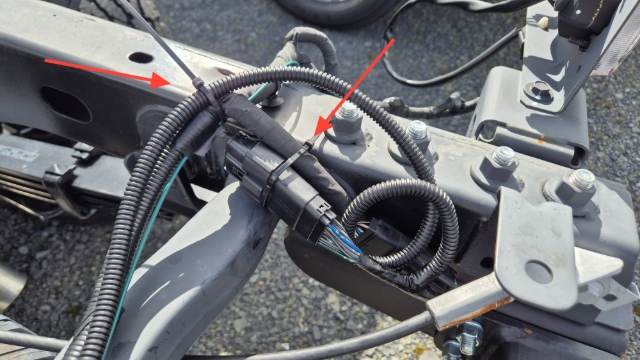 <p>Connect to chassis connector on RH rear chassis beam using the plug-and-play patch harness </p>