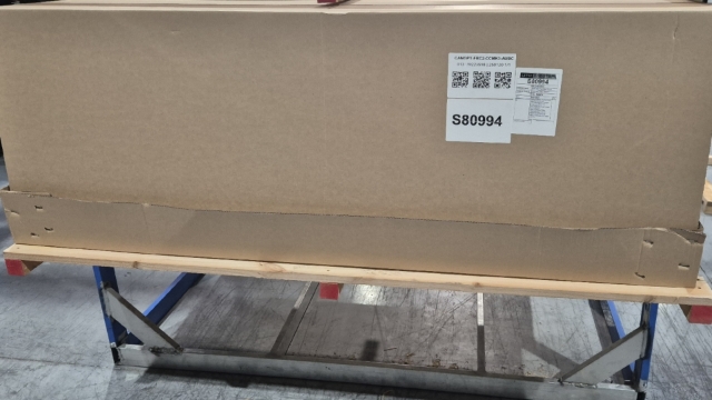 <p>Place the relevant packing labels onto the rear of the box as shown.</p>