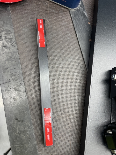 <p>Put LSE 3M tape both ends on the extrusion</p>