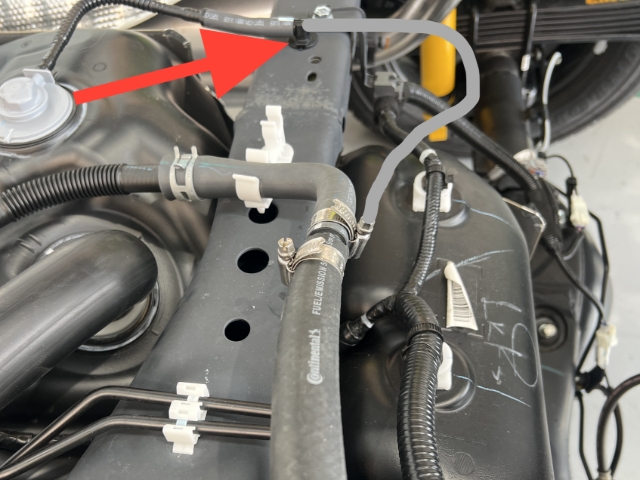 <p><strong>IF B4 WELLSIDE</strong><br>Cut hose at this position and press into 3D printed breather port, then press port into chassis slot</p>