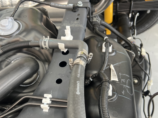 <p>Cut and fix approximately 700mm of breather hose to the breather line using a 7mm hose clamp.</p>