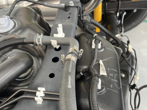 <p>Cut and fix approximately 700mm of breather hose to the breather line using a 7mm hose clamp.</p>