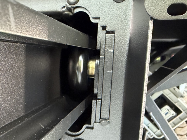 <p>Ensure the bearing plate assembly is flush with the tray.</p>