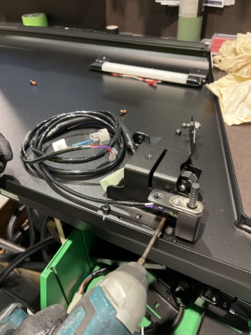 <p>Connect the central locking switch to the bracket </p>