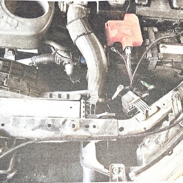 <p>Connect power and earth to battery terminals. Fuse holder to be mounted under positive battery terminal cover.</p>