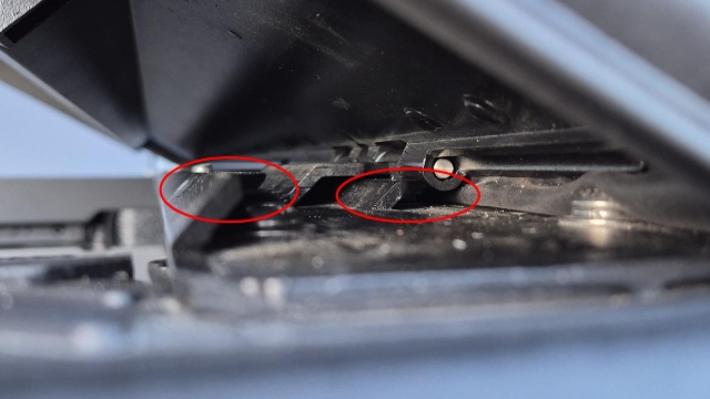 <blockquote><p>IMPORTANT: Ensure the hinge is seated correctly into the 2 hinge grooves.</p></blockquote><p></p>
