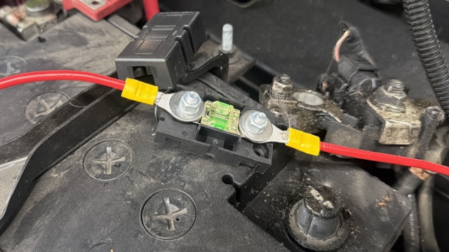 <p>Install the 40a midi fuse to the fuse holder using the provided fasteners and an 8mm spanner.</p>