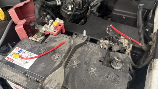 <p>Remove the inline fuse holder.</p>