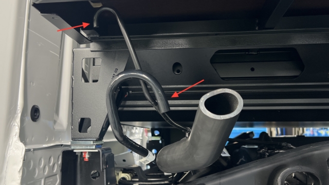 <p>Position the rear axle breather and fuel tank vent shepherds' hooks as shown before fitting the front infill.</p><blockquote><p><strong>CQC: Ensure each shepherd's hook is facing downward.</strong></p></blockquote><p></p>