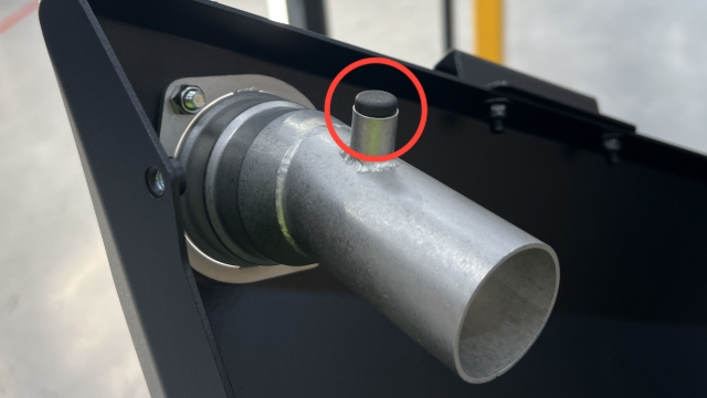 <p>Insert the plastic bung into the breather port to seal it.</p>