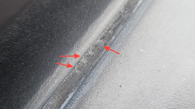 <p><em>Example of aged seal showing hairline cracking - remove and reseal</em></p>