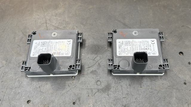 <p>Identify the left and right sensor after tub removal.</p><blockquote><p><strong>CQC:</strong> Do not drop these as they are very sensitive.</p></blockquote><p></p>