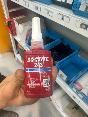 <p><strong><em>When tightening these next lot of threads ensure you are using BLUE MEDIUM STRENGTH loctite.</em></strong><br></p>