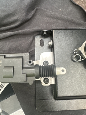 <p>Line the actuator bracket up with the CLK bracket and secure with bolts.<br></p>