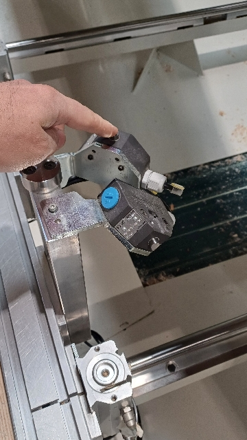 <p>The first check is to check the sensors are working. </p><p>Check the vertical sensor by depressing it, if it is working, it will ask you to press cycle start to proceed. </p>