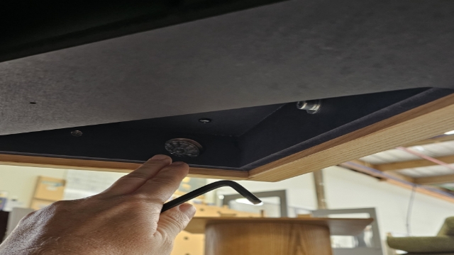 <p>Flush the side rails with ends and tighten cams at either end</p>