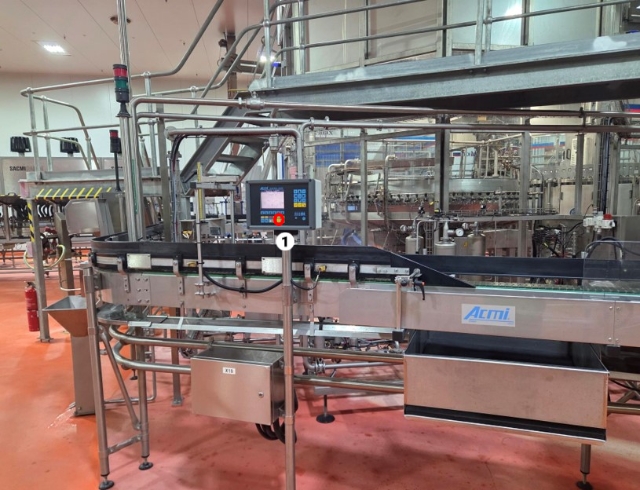 <p>At the singuliser before the main panel there will be bottles from the depal to filler (Controller 2)</p><p></p><p>1.Press yellow <em>'compacting'</em> button</p><p></p><blockquote style="background-color: var(--k-quote-bg-error);"><p>When bringing in bottles to the filler make sure that we watch for fallen bottles otherwise this may cause a bottle crash</p></blockquote><p></p>