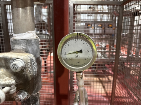 <p>Check the steam header near the brewhouse. In the photo you can see that the pressure is low. Should be 3-3.4bar</p><p>If it’s not check that the main steam in is open </p>