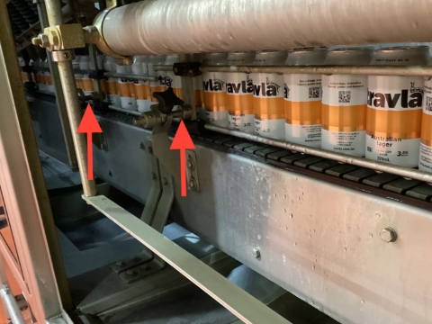 <p>Adjust rails through blower to suit bottle type.</p><blockquote><p>Only move rails on operator side of blower.</p></blockquote><p></p>