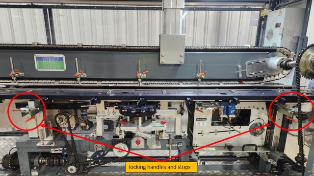 <h2>Step 14 - Side Lug Chains</h2><ol><li><p>Loosen the two locking handles on the grippers</p></li><li><p>Move slightly to correspond for the new format</p></li><li><p>Bring the grippers against the stops</p></li><li><p>Tighten the grippers against the stops</p></li><li><p>Repeat for both sides.</p></li></ol><p></p>
