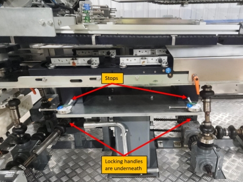 <h2>Step 8 - Gripper Width</h2><ol><li><p>Loosen the two locking handles of the grippers</p></li><li><p>Move slightly the assembly to select the correct format</p></li><li><p>Bring the grippers against the stops</p></li><li><p>Tighten the locking handles</p></li><li><p>Repeat for both sides</p></li></ol><p></p>