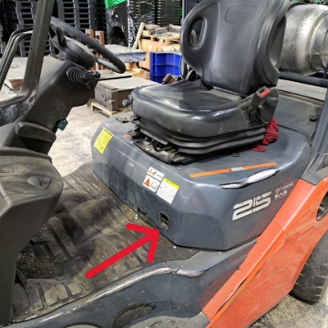<p>LPG: once the tank is swung out the way, you can lift the engine cover</p>