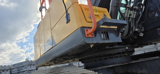 <p><strong>Inspect panel work, doors, guards and covers</strong></p><p>Walk around the machine and inspect:</p><ul><li><p>Engine covers</p></li><li><p>Side doors</p></li><li><p>Bonnet</p></li><li><p>Counterweight panels</p></li><li><p>Belly guards</p></li><li><p>Handrails</p></li><li><p>Steps</p></li><li><p>Access platforms</p></li><li><p>Latches and hinges</p></li></ul><p>Open and close access doors to confirm they latch securely.</p><p><strong>Pass:</strong> Panels, guards, doors and access equipment are secure.<br><strong>Fail:</strong> A panel or guard is loose, missing, damaged or unable to latch.</p>