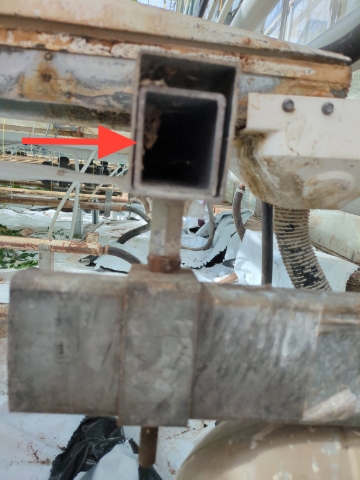 <p>Re-connect the rear gutter support rail section by section and secure the rail at each join with a tek screw.</p>