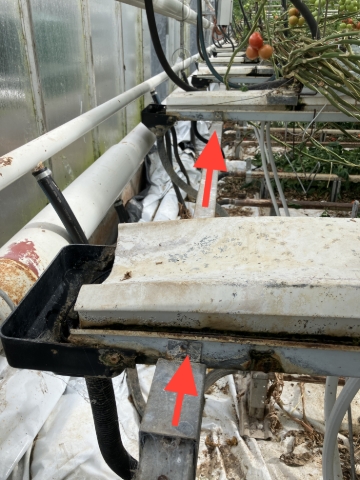 <p>Slide or tap the rear gutter support rail away from the rail joiner bracket until the 8 metre length disconnects from the next join fixing.</p>