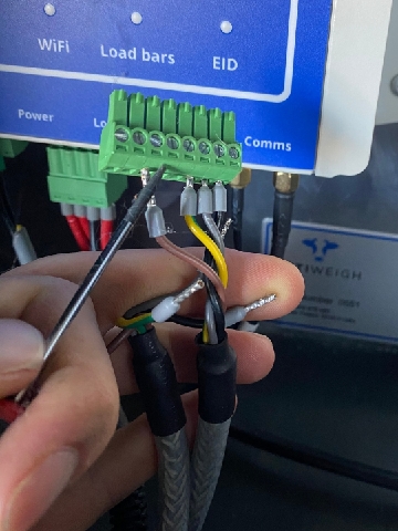 <p>Unscrew leads from load bar plug<br></p>