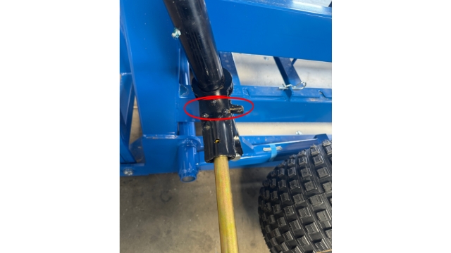 <p>Use ratcheting top link to jack unit up and down. The toggle circled in image changes direction of top link.</p>