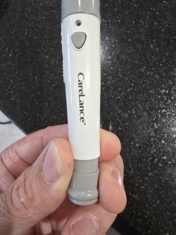 <p><span>Prep the finger prick device</span></p><p>1- Pull back the top of the device to get the spring load ready</p><p><br></p><p><br></p>