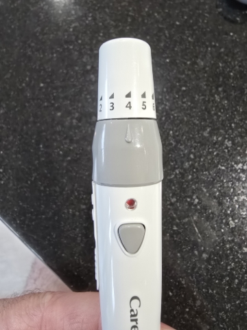 <p><span>Prep the finger prick device</span></p><p>1- The dot next to the trigger button should now be read. If its red its ready to go</p><p><br></p><p>The Grey triangle button is the one you will push to activate the needle/prick</p>