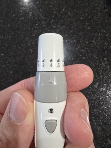 <p>Prep the finger prick device</p><p>1- Make sure the Setting is on number 4 (this is the depth of the needle)</p>