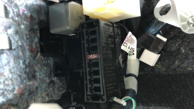 <p>(Note)</p><p><span style="font-size: 34px; line-height: 1.4;">SR5</span> model uses 7.5amp fuse located passenger side kick panel </p><p></p>