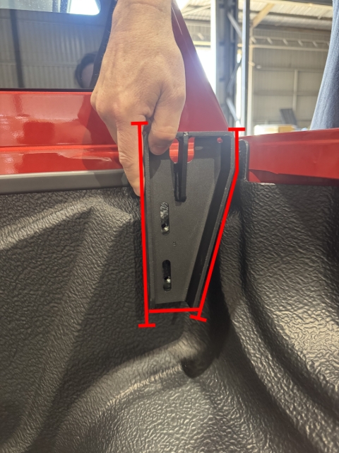 <p>Place the front bracket as shown over the tub liner and mark the profile for trimming.</p>