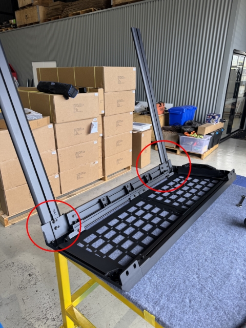 <p>Fit another bar to the opposite end of the frame with the remaining fasteners.</p>